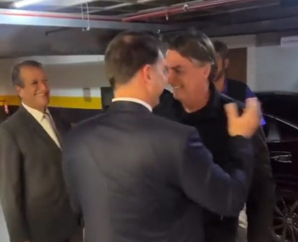 Bolsonaro é recebido na garagem do prédio do PL por Flávio e Valdemar Costa Neto 