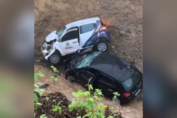 Dois veículos caíram em cratera que se formou em rodovia no Ceará