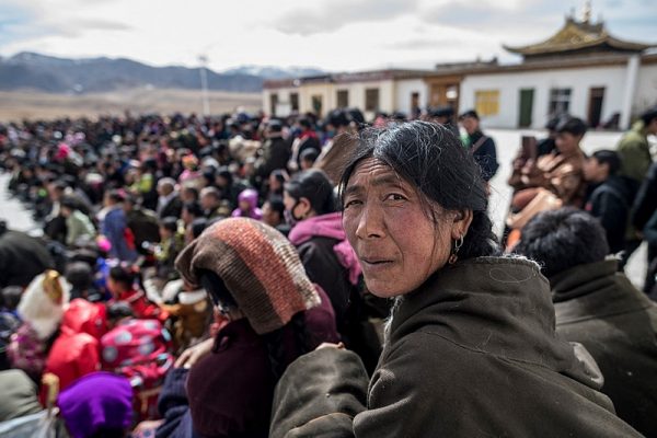 Mulher em festa na província de Qinghai, no noroeste da China, para um ritual religioso para fechar Losar, o Ano Novo tibetano em 2018