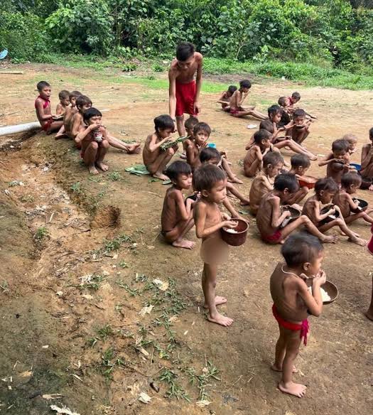 Crianças yanomami com desnutrição na região de Surucucu, na Terra Yanomami