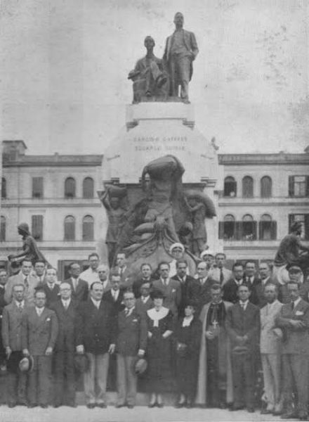 Foto de 1936 retratata monumento erguido em homenagem aos milionários que construíram o Porto de Santos em São Paulo, Eduardo Guinle e Cândido Gaffrée 