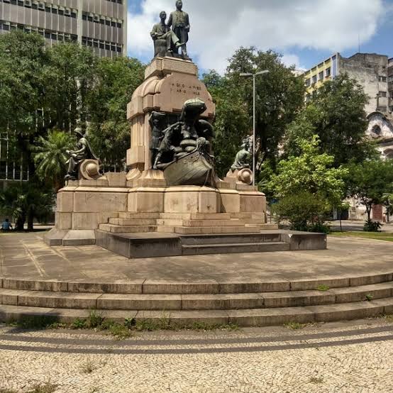 Monumento ainda é destaque na Praça Barão do Rio Branco em Santos