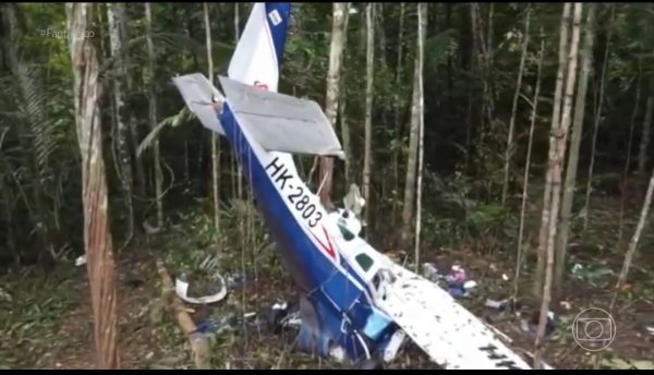 Avião que transportava as crianças, a mãe e mais dois passageiros após cair em uma área densa da Amazônia colombiana e ser encontrado por militares, em 16 de maio de 2023. — Foto: Forças Armadas da Colômbia via