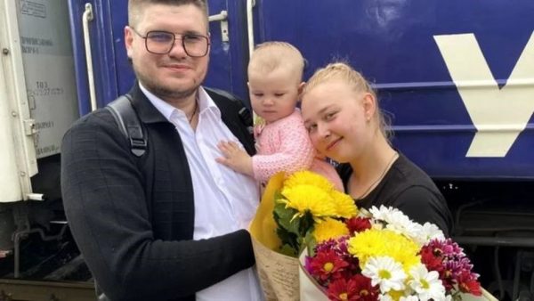 Viktoria se reencontra com seu marido Serhiy Makarov, na estação de Pokrovsk — Foto: BBC/HANNA CHORNOUS