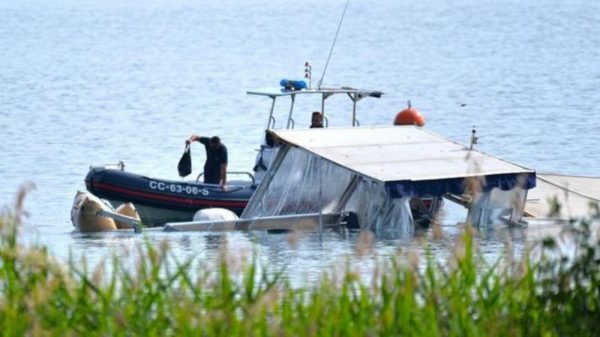 O barco que naufragou foi analisado por peritos — Foto: EPA via BBC