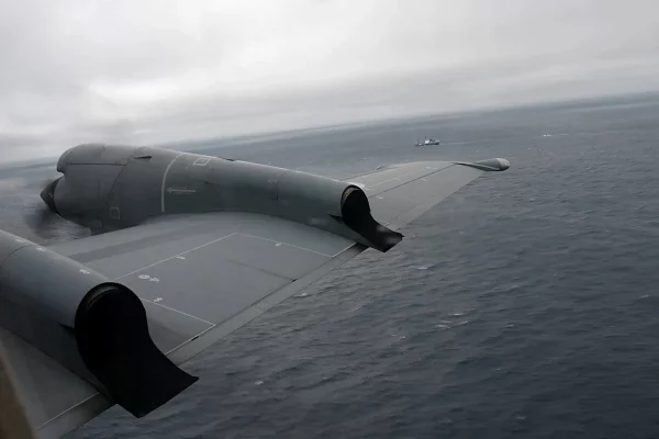 Uma aeronave de vigilância marítima CP-140 Aurora da Royal Canadian Air Force procura o submersível Titan OceanGate na terça-feira.