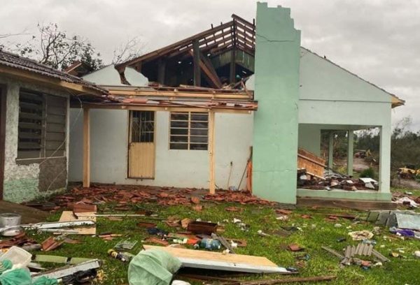 Casa destelhada e destruída após ciclone em Sede Nova (RS)