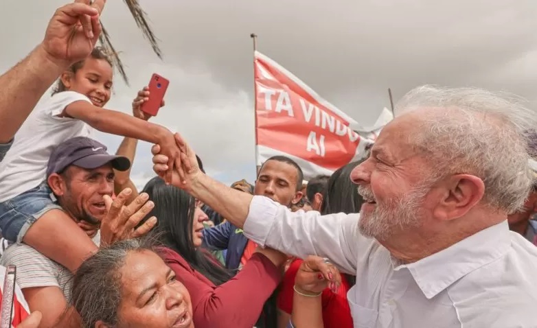 Lula com criança na campanha eleitoral