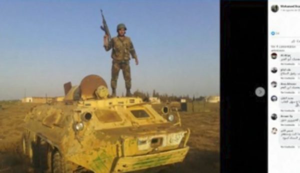 Mohamed publicou uma foto com uniforme militar em cima de um blindado.